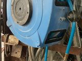 une photo d'un sèche-cheveux bleu dans un garage