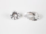 deux diamants blancs sur une surface blanche