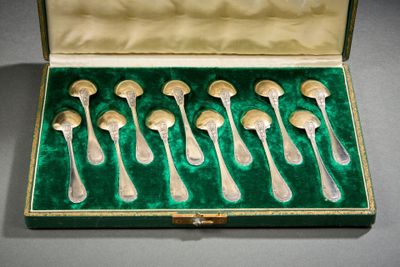 six cuillères en argent dans un étui en velours vert
