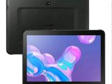 La tablette Samsung se trouve à côté d'une tablette sur laquelle est représentée une main.