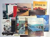 un grand nombre de livres posés sur une table