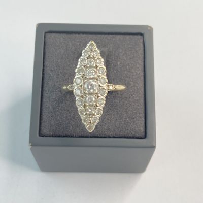 une image d'une bague en diamant dans une boîte