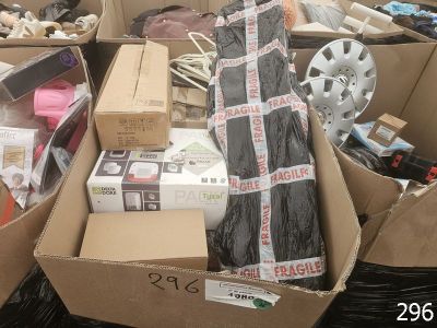 une pile composée de nombreuses boîtes contenant des articles variés