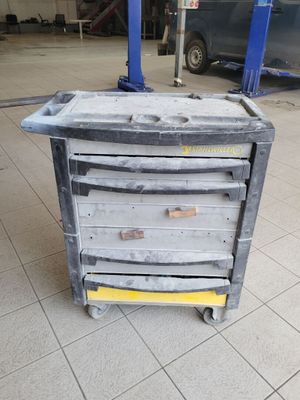 un chariot posé par terre dans le garage