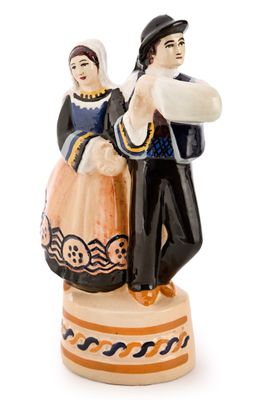 une figurine représentant un homme et une femme tenant un frisbee