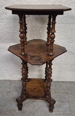 Sellette hexagonale à trois plateaux reposant sur quatre pie…