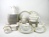 beaucoup d'assiettes et de tasses sur la table