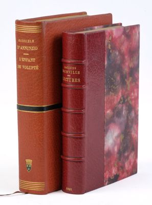 deux livres posés l'un à côté de l'autre sur une surface blanche