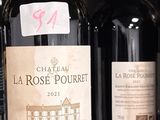 Plusieurs bouteilles de vin sont posées sur une étagère dans une cave à vin