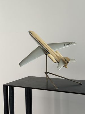 une maquette d'avion posée sur une table