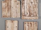 plusieurs morceaux de bois sont disposés sur une surface grise