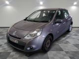 la photo d'une petite voiture garée dans un garage