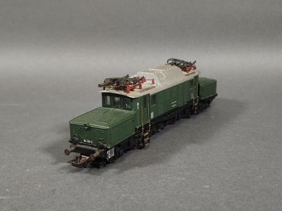un petit train sur une surface grise, avec un fond gris