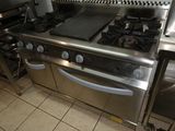 une cuisine équipée d'une cuisinière, d'un four, d'un évier et d'une plaque de cuisson