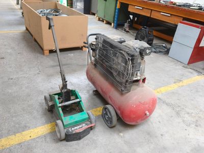 une petite machine qui se trouve au milieu d'un parking