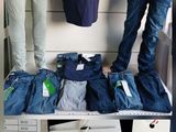 deux mannequins exposés dans un magasin de vêtements