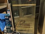 une porte vitrée posée à même le sol