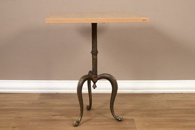 une petite table avec un plateau en bois sur un plancher en bois