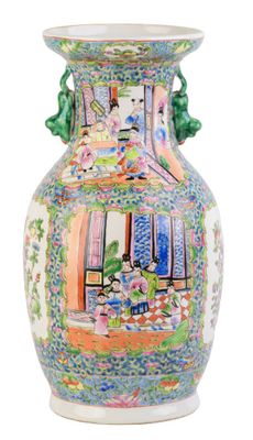 un vase coloré orné d'une image représentant un jardin