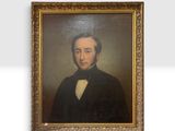 portrait d'un homme en costume noir et nœud papillon
