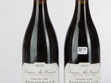 deux bouteilles de vin posées l'une à côté de l'autre sur une surface blanche