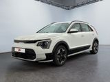 Le SUV blanc est garé dans une grande pièce au sol noir.