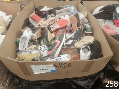 deux cartons remplis de chaussures posés sur une table