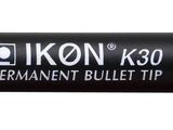un gros plan d'un stylo à encre noire sur fond blanc