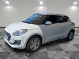 la petite voiture blanche est garée sur un carrelage à carreaux