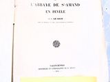 un livre sur lequel est collé un autocollant jaune, posé sur une table