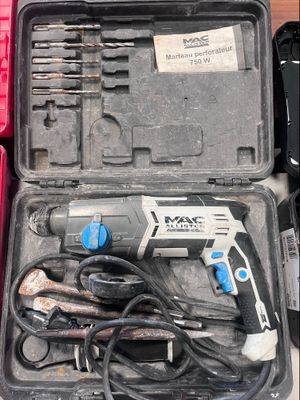 une boîte contenant des outils posée sur une table