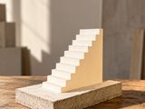 une petite maquette d'escalier posée sur une table en bois