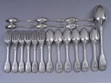 beaucoup de cuillères et de fourchettes en argent sur la table