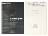 deux livres sur fond blanc, l'un avec une couverture noire et l'autre avec une note manuscrite