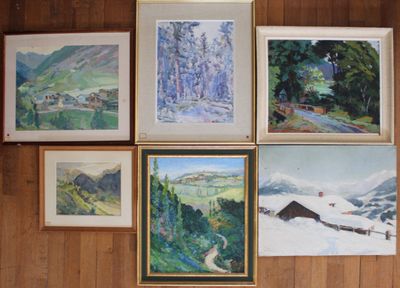 de nombreux tableaux accrochés au mur de cette pièce