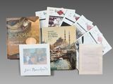 une pile de livres posée sur une table