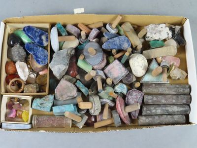une boîte remplie de roches et de pierres de toutes sortes