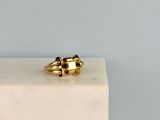 une bague en or posée sur un bloc de marbre
