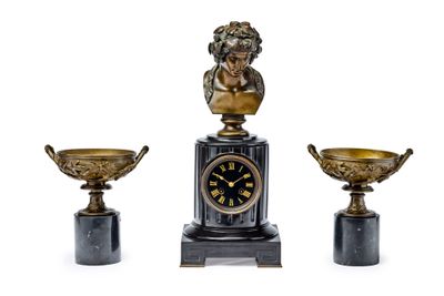 trois œuvres d'art, dont une horloge et une statue