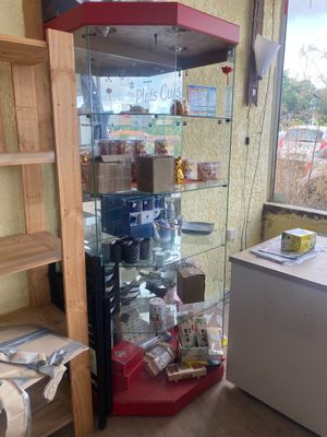 une vitrine située dans un coin d'un magasin et remplie d'articles