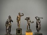 trois statues en bronze représentant un homme tenant une raquette de tennis et une femme tenant une raquette de tennis