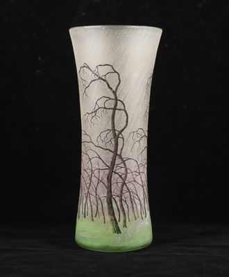 un vase en verre avec un arbre au milieu