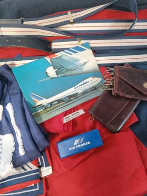 une valise remplie de vêtements et d'autres objets posée par terre