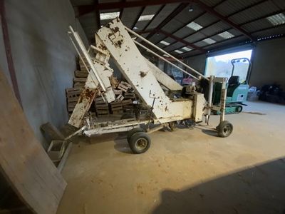 une image d'une machine qui se trouve dans un bâtiment