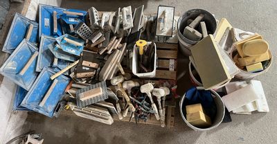 une pile d'objets hétéroclites posés sur le sol