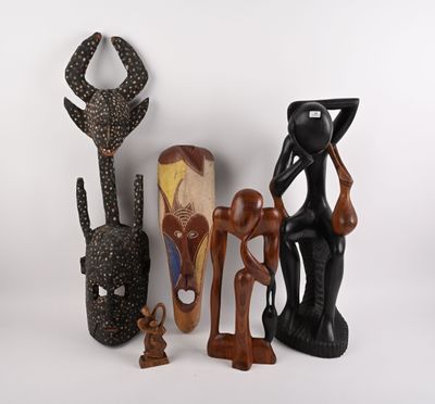 de nombreux types différents de sculptures africaines sur un fond blanc