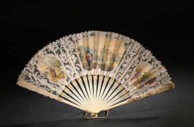 un vieux ventilateur orné d'une peinture, posé sur une table