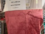 un panier rempli de serviettes et d'autres articles à vendre