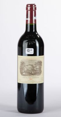 une bouteille de vin posée sur une table