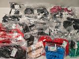 de nombreux types de vêtements emballés dans des sacs en plastique